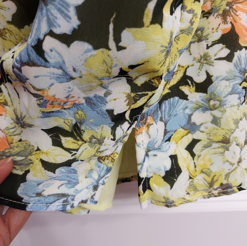NWT Vince Camuto Blooming Floral Flutter Sleeve Blouse with Ruffled Details - Picture 6 of 14